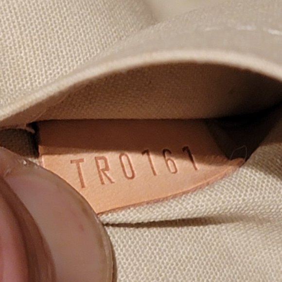 Louis Vuitton Sherwood Blanc Pearl Shoulder Handbag GM - Picture 14 of 16